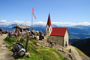 Ökumenische Auszeit in Südtirol Eine Kapelle mit Berghütte auf einem Berg in den Südtiroler Alpen